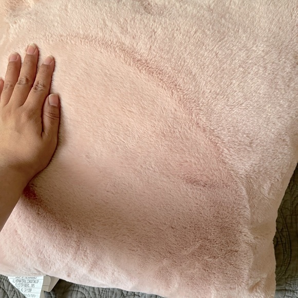 Faux fur throw pillows - Picture 2 of 2